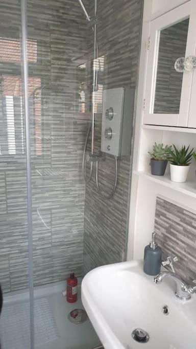 Near Liverpool Double Bedroom Hideaway Уиррал Экстерьер фото