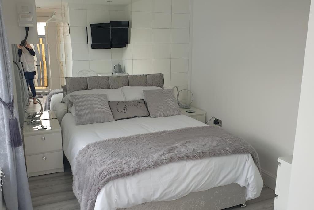Near Liverpool Double Bedroom Hideaway Уиррал Экстерьер фото