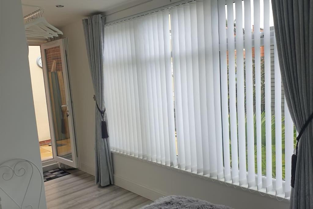 Near Liverpool Double Bedroom Hideaway Уиррал Экстерьер фото