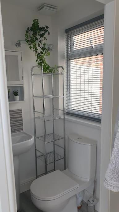 Near Liverpool Double Bedroom Hideaway Уиррал Экстерьер фото