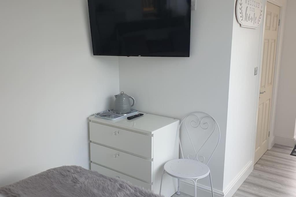 Near Liverpool Double Bedroom Hideaway Уиррал Экстерьер фото