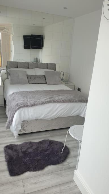 Near Liverpool Double Bedroom Hideaway Уиррал Экстерьер фото