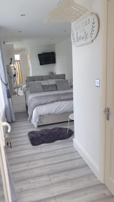 Near Liverpool Double Bedroom Hideaway Уиррал Экстерьер фото